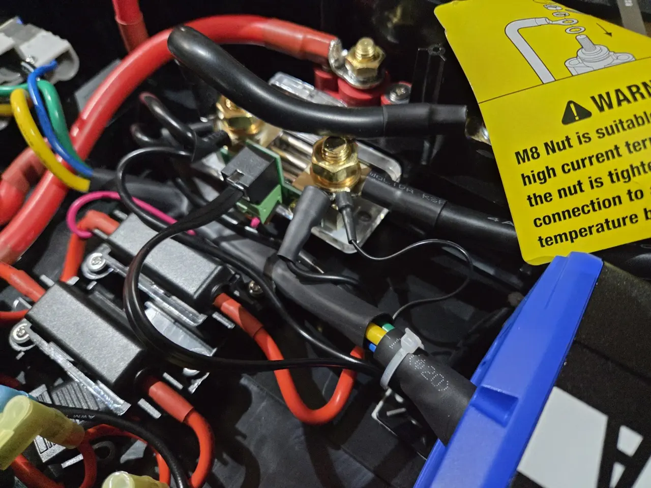 Battery shunt and heavy electrical cabling inside a Kings BatBlock fitted to a D-Max